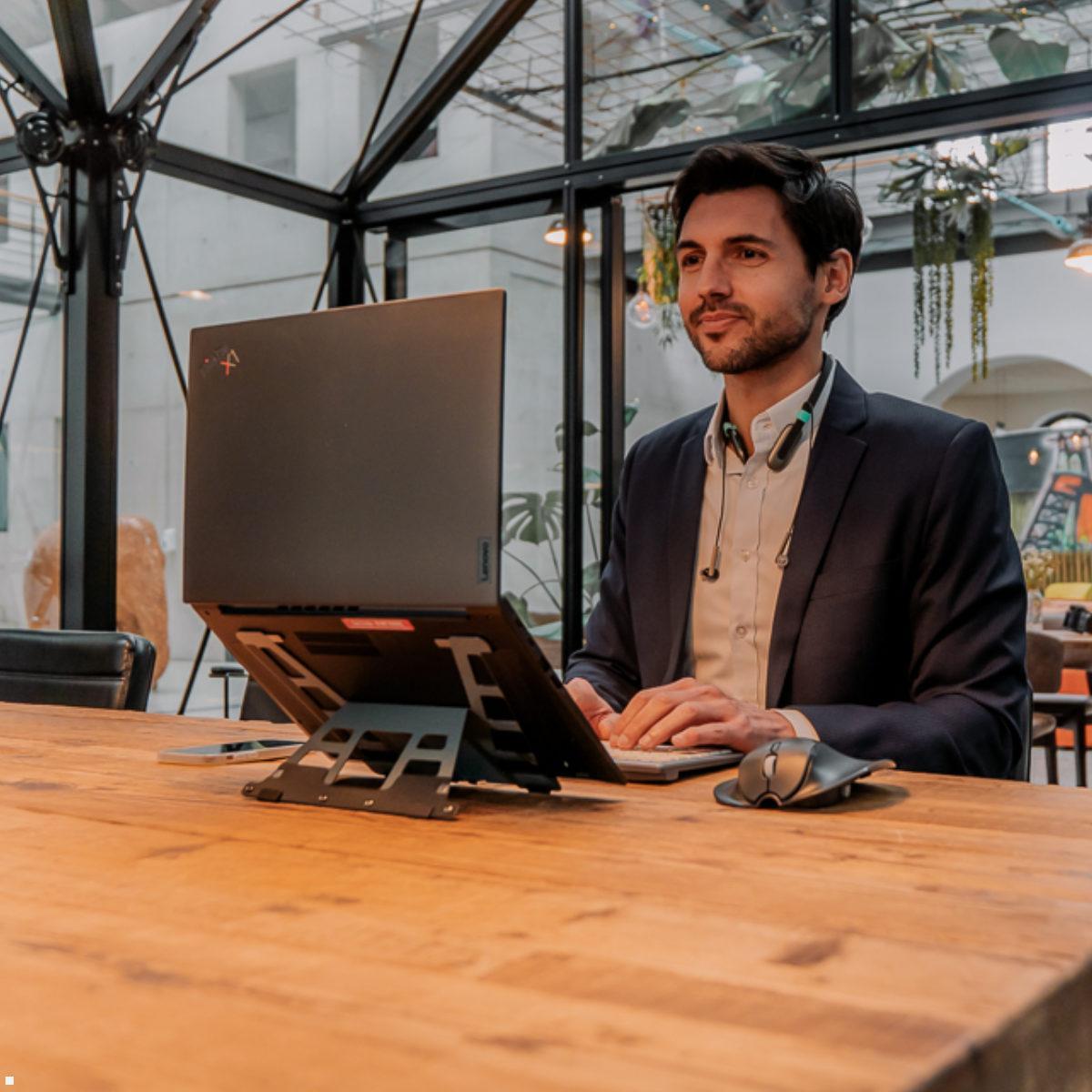 BakkerElkhuizen Laptopständer / Tabletständer Ergo-Q Hybrid Pro (BNEQHPDG) Anwendung mit Notebook BakkerElkhuizen Laptopständer / Tabletständer Ergo-Q Hybrid Pro (BNEQHPDG) Anwendung mit Notebook