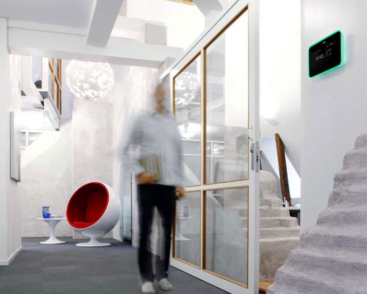 Evoko Raummanager Raumbuchungsystem digitales Türschild