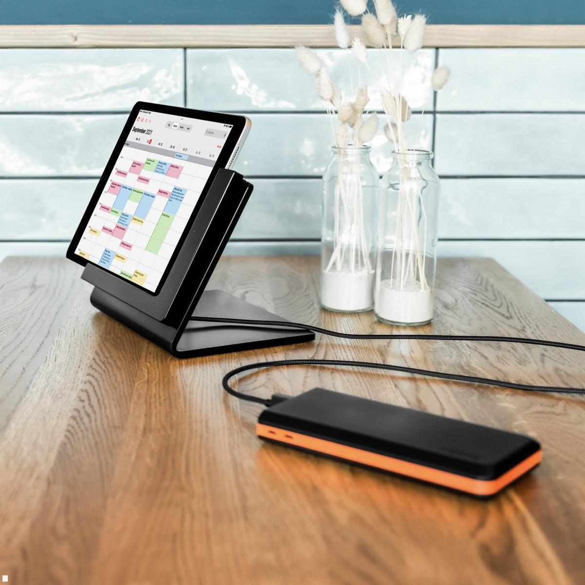 TabLines TTP012B Tabletständer Tisch Plug für iPad Pro 13 (M4), schwarz Anwendung mit POWER BANK