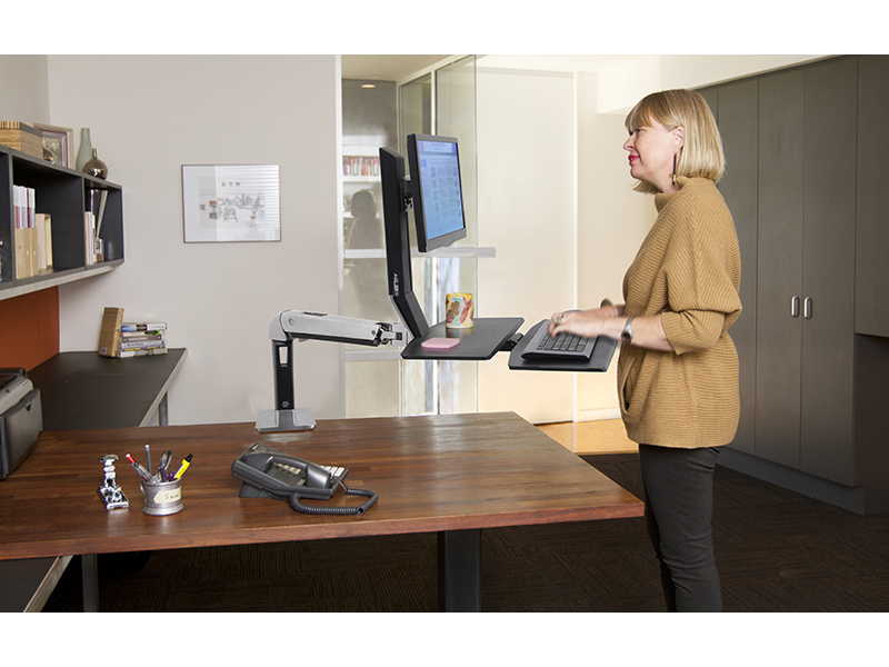 Ergotron WorkFit-A Steh-Sitz Arbeitsplatz mit Arbeitsfläche (24-317-026) Anwendungsbeispiel
