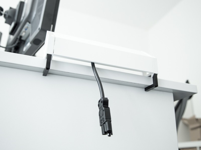 Bachmann DESK 2 3x Steckdose CH, 2x Custom Modul, inox (902.409) Anwendungsbeispiel