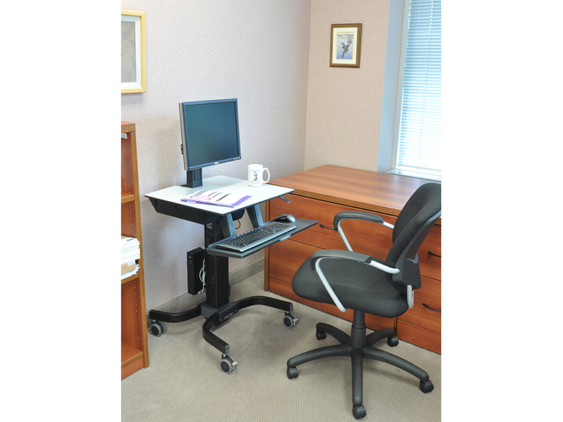 Ergotron WorkFit-C Steh-Sitz-Arbeitsplatz, Single Monitor HD (24-216-085) Beispiel Ergotron WorkFit-C Steh-Sitz-Arbeitsplatz, Single Monitor HD (24-216-085) Beispiel