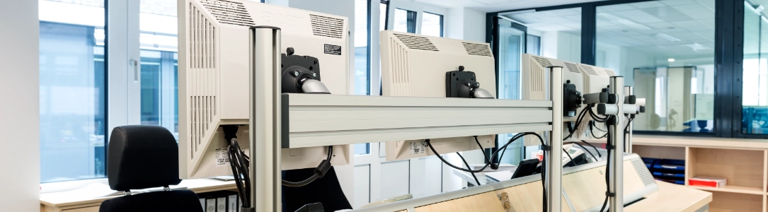 Monitorhalterung für Slatwall / Tischtrennwand, 10-36 Zoll Bildschirme  Monitorhalterung für Slatwall / Tischtrennwand, 10-36 Zoll Bildschirme