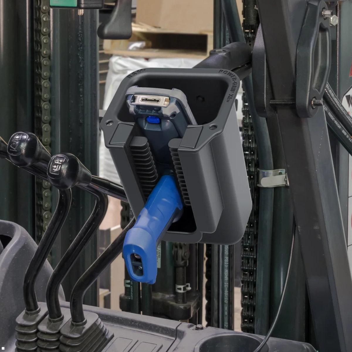 RAM Mounts Power-Grip XL - Grosse Universal Scannerhalterung - Schrauben-Set im Einsatz