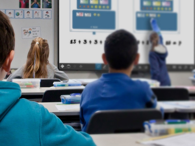 i3 Technologies interaktives Whiteboard 87 Zoll 10-Touch Duo in der Schule