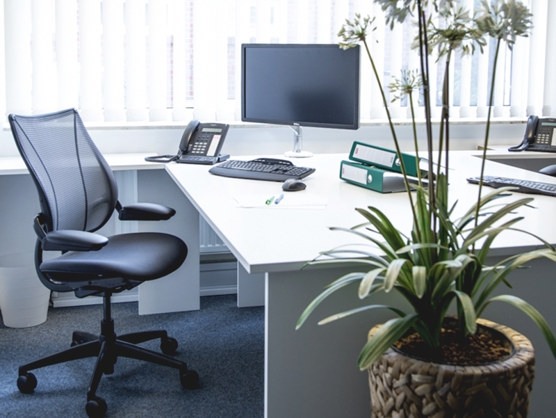 Humanscale M8 Dual Monitor Tischhalterung (Durchschraub) Crossbar Alu/weiß Anwendungsbeispiel