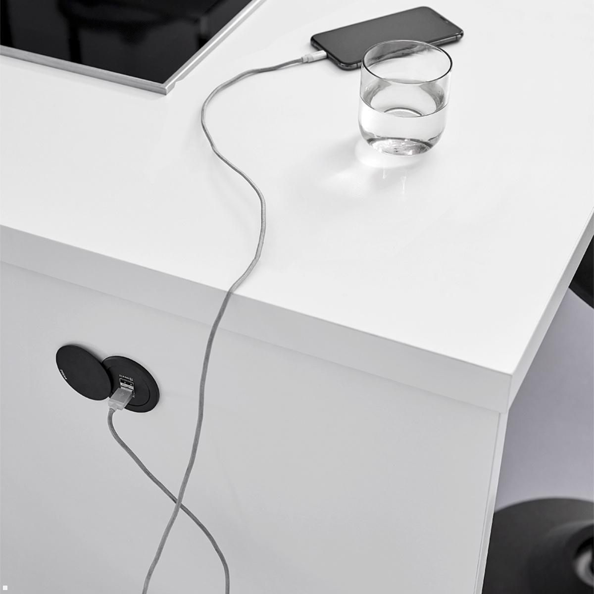 EVOline One USB-Charger A/C mit Deckel, weiß, Anwendung, Abb. ähnlich EVOline One USB-Charger A/C mit Deckel, weiß, Anwendung, Abb. ähnlich