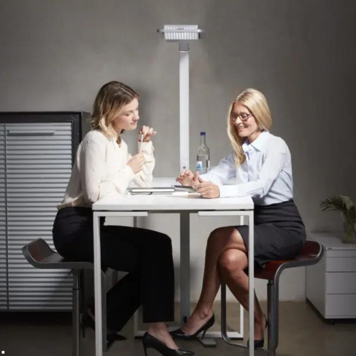 NOVUS Attenzia space active HCL BT LED Stehleuchte, weiß (740+6191+001) Anwendung Meeting / Office NOVUS Attenzia space active HCL BT LED Stehleuchte, weiß (740+6191+001) Anwendung Meeting / Office