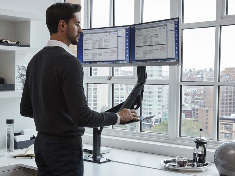 Humanscale QuickStand Lite QSLBLC Sitz-Steh-Halterung Anwendung Steh Arbeitsplatz