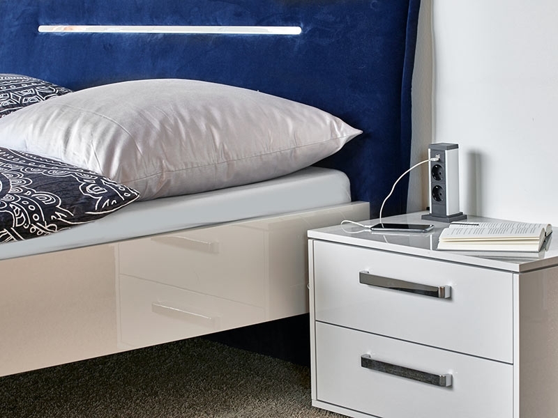 EVOline Up 2x Steckdose mit USB Charger, vertikal Anwendungsbeispiel Schlafzimmer EVOline Up 2x Steckdose mit USB Charger, vertikal Anwendungsbeispiel Schlafzimmer