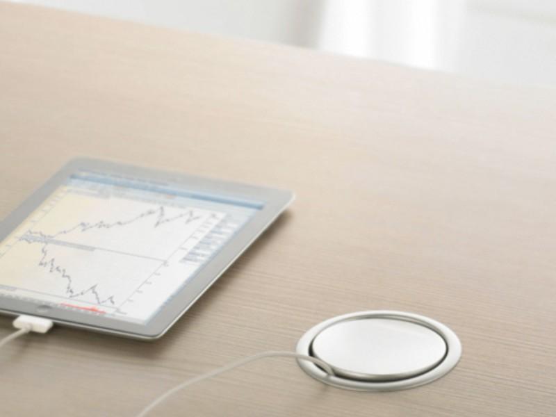 EVOline Port zweifache versenkbare Steckdose, silber/schwarz, Beispiel