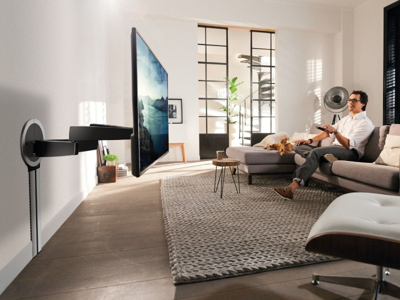 Vogels MotionMount NEXT 7356 elektrisch schwenkbare TV Wandhalterung OLED Anwendung Wohnzimmer