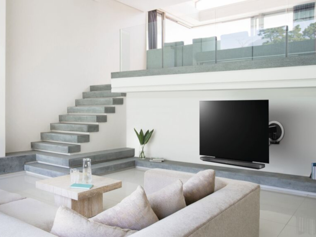 Vogels NEXT 7555 elektrische TV Wandhalterung für LG Signature, schwarz Steuerung via App