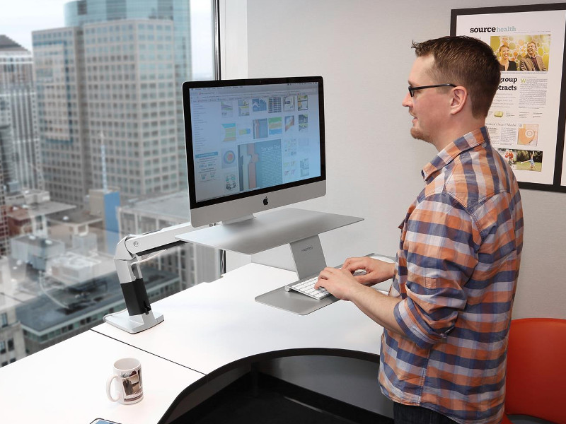 Ergotron WorkFit A Sitz-Steh-Arbeitsplatz für Apple (24-414-227) Im Stehen Arbeiten