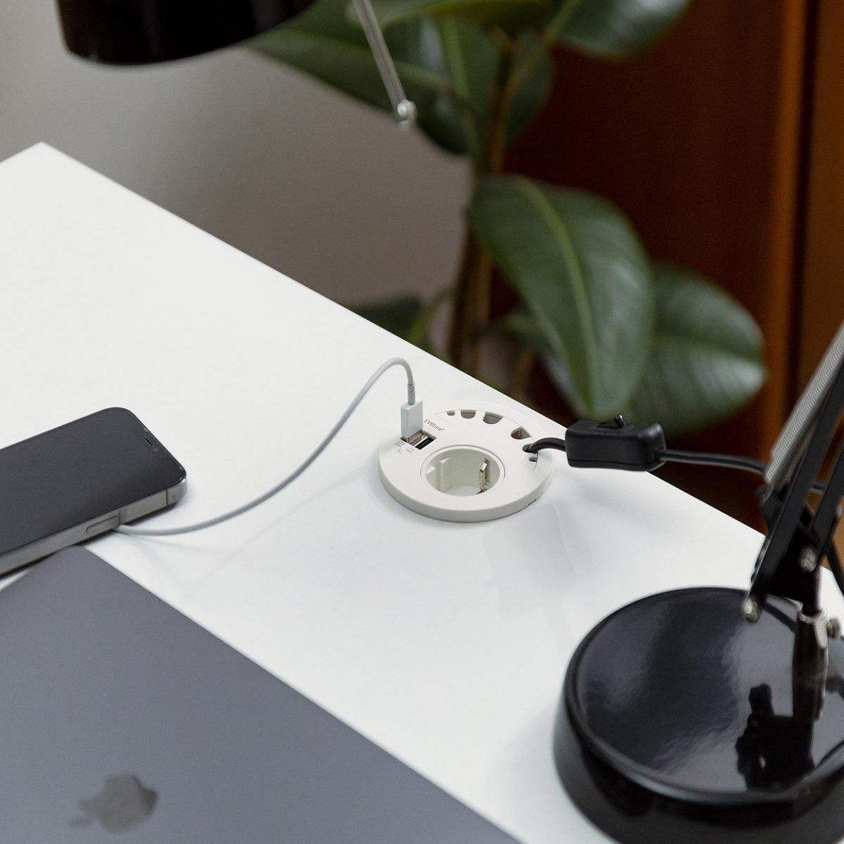 EVOline Circle80 Einbausteckdose mit USB-Charger C/C geschlossen, Anwendungsbeispiel EVOline Circle80 Einbausteckdose mit USB-Charger C/C geschlossen, Anwendungsbeispiel