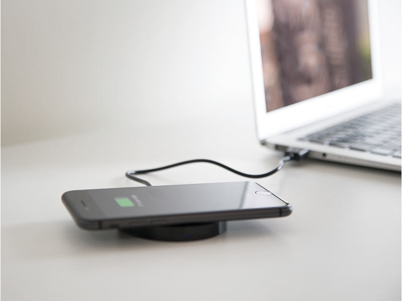 miniBatt MB-M2 kabelloses Tisch Qi-Ladegerät Anwendungsbeispiel miniBatt MB-M2 kabelloses Tisch Qi-Ladegerät Anwendungsbeispiel