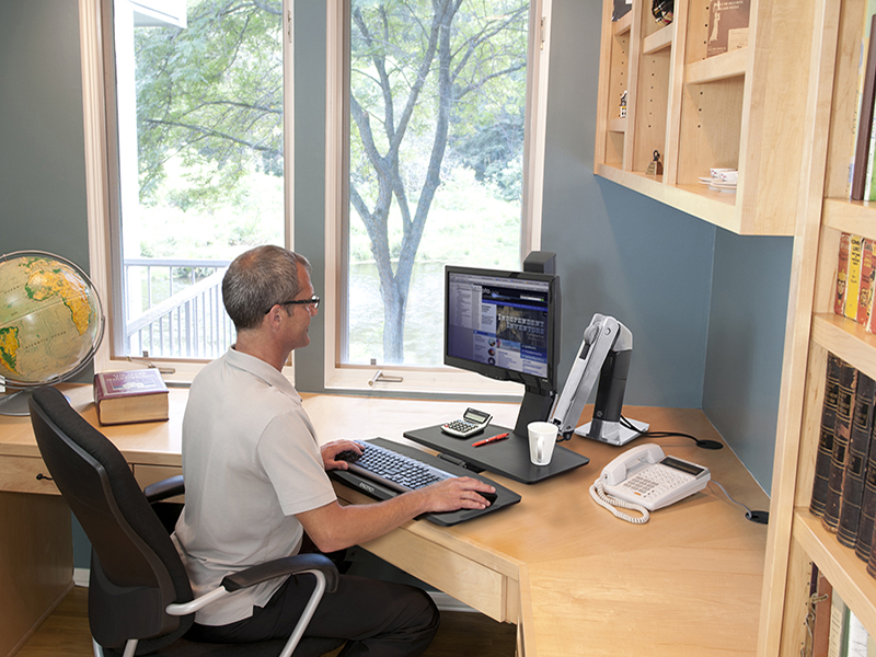 Ergotron WorkFit-A Steh-Sitz Arbeitsplatz mit Arbeitsfläche (24-317-026) Beispiel