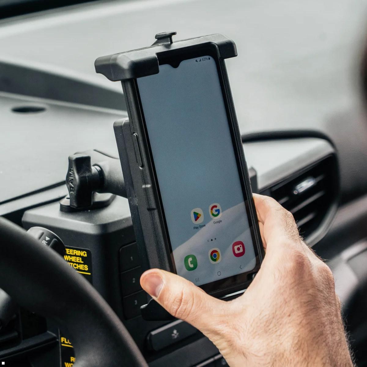 RAM Mounts Quick-Grip™ Pro XL Universal Smartphone-Halteschale 6,0-7,8'', Trapez-Basisplatte, B-Kugel (RAM-HOL-PD7BU), Anwendungsbeispiel