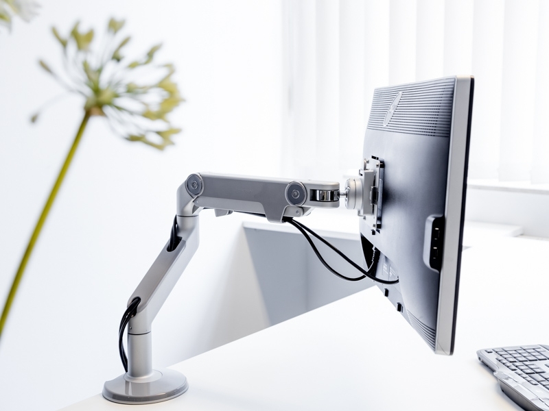 Humanscale M8 Dual Monitor Tischhalterung (Tischklemme) Crossbar silber/grau Anwendungsbeispiel