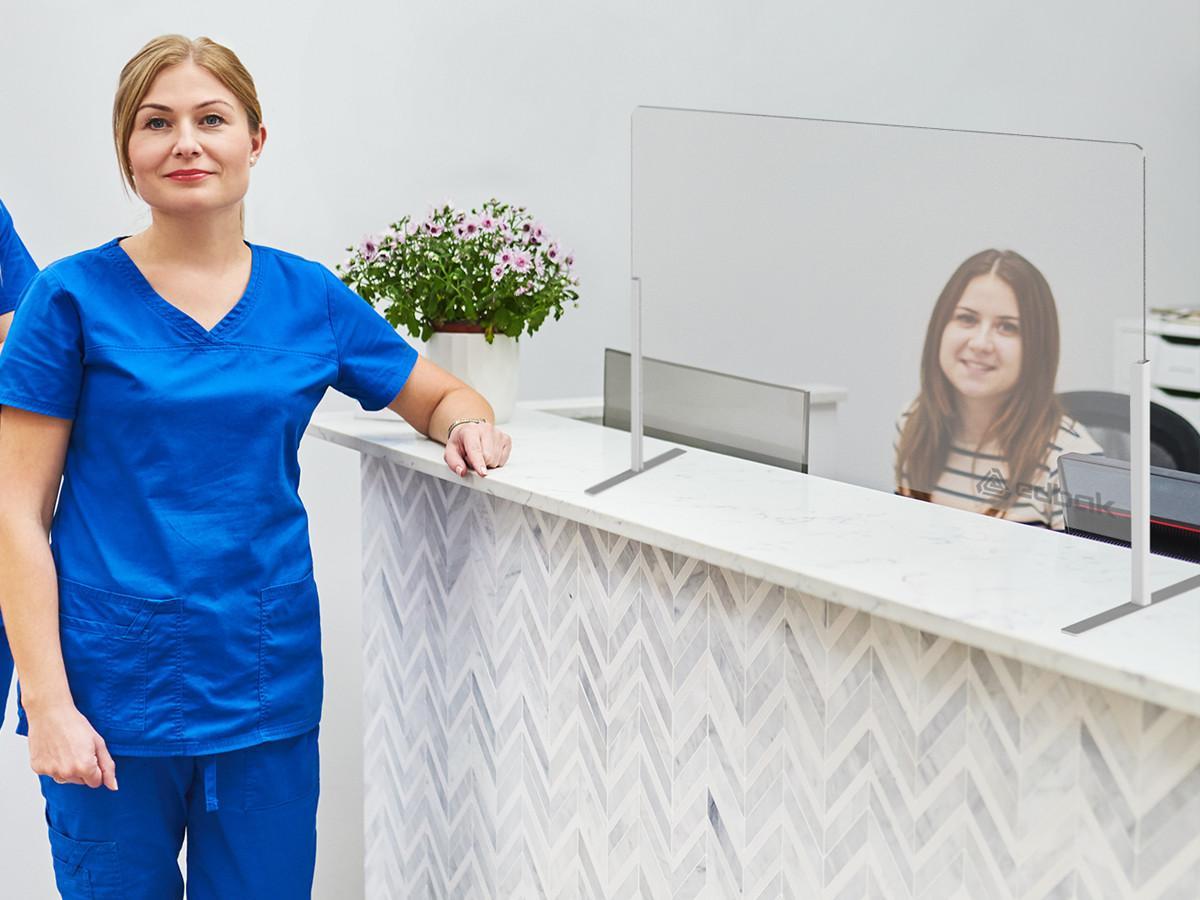 Edbak ProScreen Acrylglas Kassenbereich Schutzscheibe S, Standfuß Beispiel Praxis Edbak ProScreen Acrylglas Kassenbereich Schutzscheibe S, Standfuß Beispiel Praxis