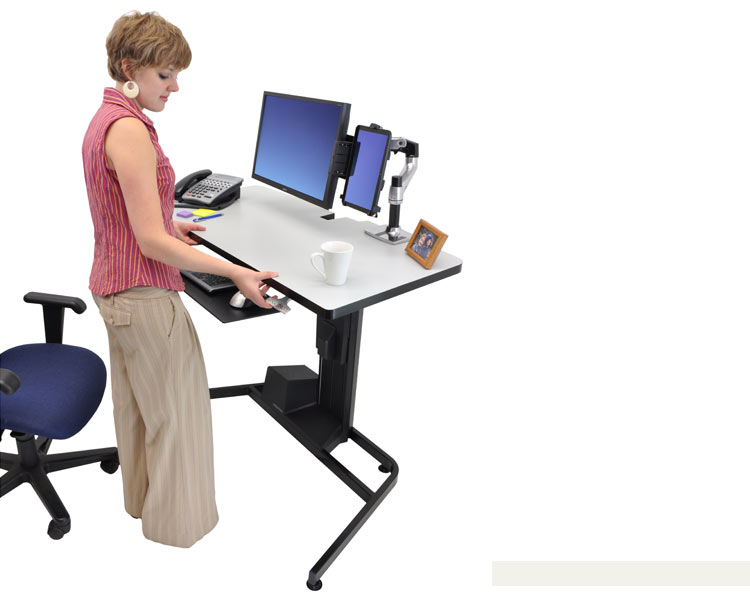 Ergotron 24-219-200 WorkFit-D Steh-Sitz-Arbeitsplatz mit Mensch