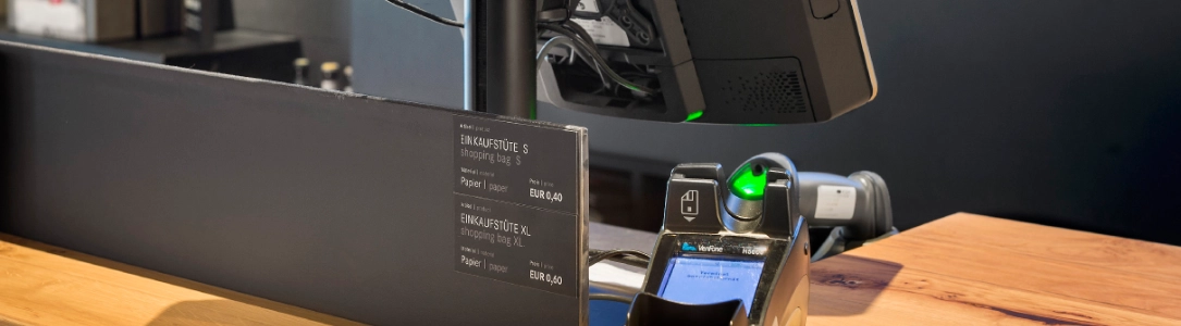 Kassenbereich mit hochwertigen Halterungssystemen Kassenbereich mit hochwertigen Halterungssystemen