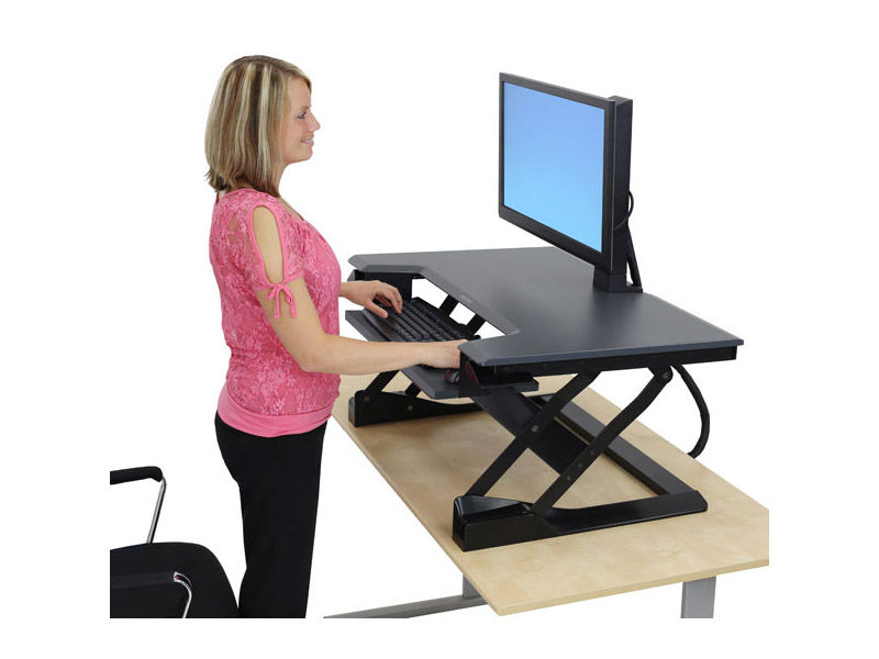 Ergotron 33-397-085 WorkFit-T Sit-Stand Desktop Workstation schwarz mit Mensch Ergotron 33-397-085 WorkFit-T Sit-Stand Desktop Workstation schwarz mit Mensch