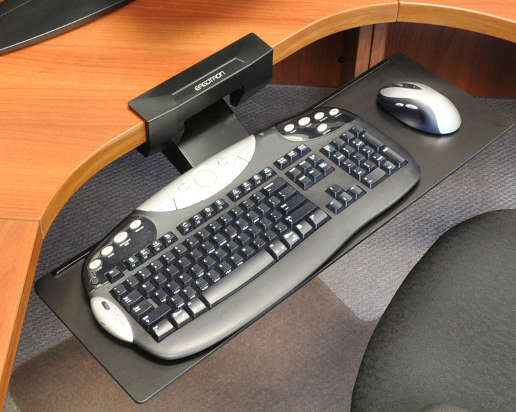 Ergotron Neo-Flex Untertisch Tastaturhalterung Tastaturauszug (97-582-009), Beispiel am Schreibtisch Ergotron Neo-Flex Untertisch Tastaturhalterung Tastaturauszug (97-582-009), Beispiel am Schreibtisch