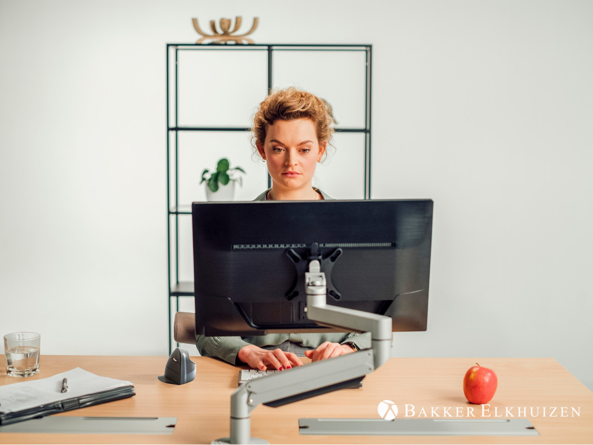 BakkerElkhuizen Premium Office Monitor Tischhalterung Klemme bis 32 Zoll, silber Anwendungsbeispiel