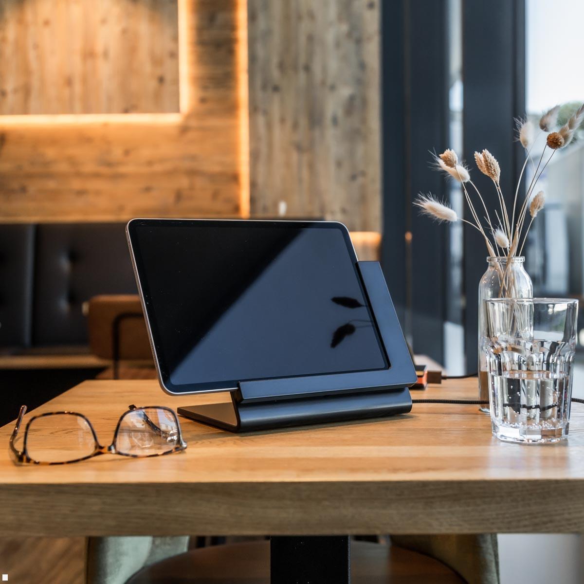 TabLines TTP018 Tabletständer Tisch Plug für Apple iPad Pro 11.0 (M5), Anwendungsbeispiel