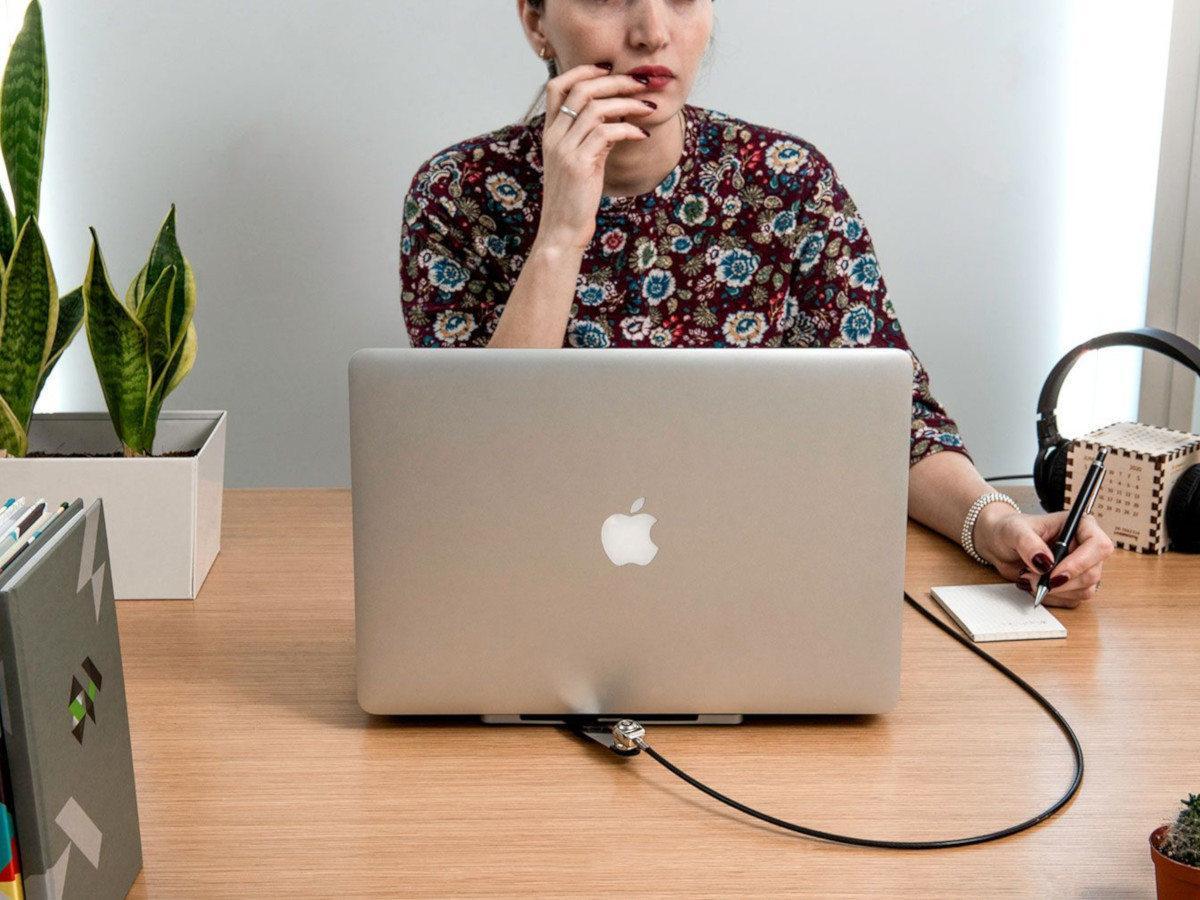 Compulocks BLADE universal Adapter Diebstahlsicherung für mobile Endgeräte Anwendungsbeispiel MacBook Compulocks BLADE universal Adapter Diebstahlsicherung für mobile Endgeräte Anwendungsbeispiel MacBook