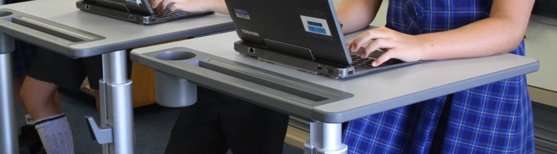 Steh-Sitz Tisch, höhenverstellbarer Schreibtisch Steh-Sitz Tisch, höhenverstellbarer Schreibtisch
